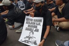 Tak Goyah Diterpa Hujan, Mahasiswa di Jember Demo Tolak UU TNI 10 IMG 20250324 164101