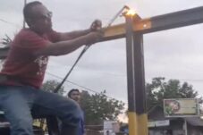 Baru 3 Hari Terpasang, Bupati Jember Bongkar Portal Penghalang Milik PT KAI 1 4be0ac1d bc4c 496b 8bf8 5b95fe6550c1