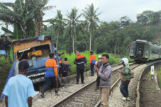 Diduga Sopir Kurang Fokus, KA Ijen Ekspres Tertabrak Truk Muatan Pasir di Jember