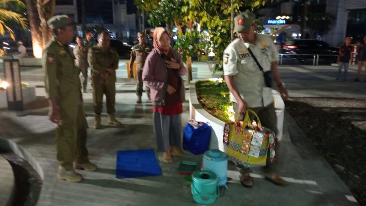 Satpol PP Kembali Gelar Razia Besar-besaran PKL di Alun-alun Jember