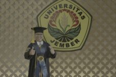 Integrasikan AI, IoT dan Analitik Data: Kontribusi Jojok Widodo untuk Raih Guru Besar Bidang Manajemen Konstruksi 12 Prof. Dr. Ir. Jojok Widodo Soetjipto, S.T., M.T usai dikukuhkan sebagai guru besar Fakultas Teknik Unej. (Istimewa)