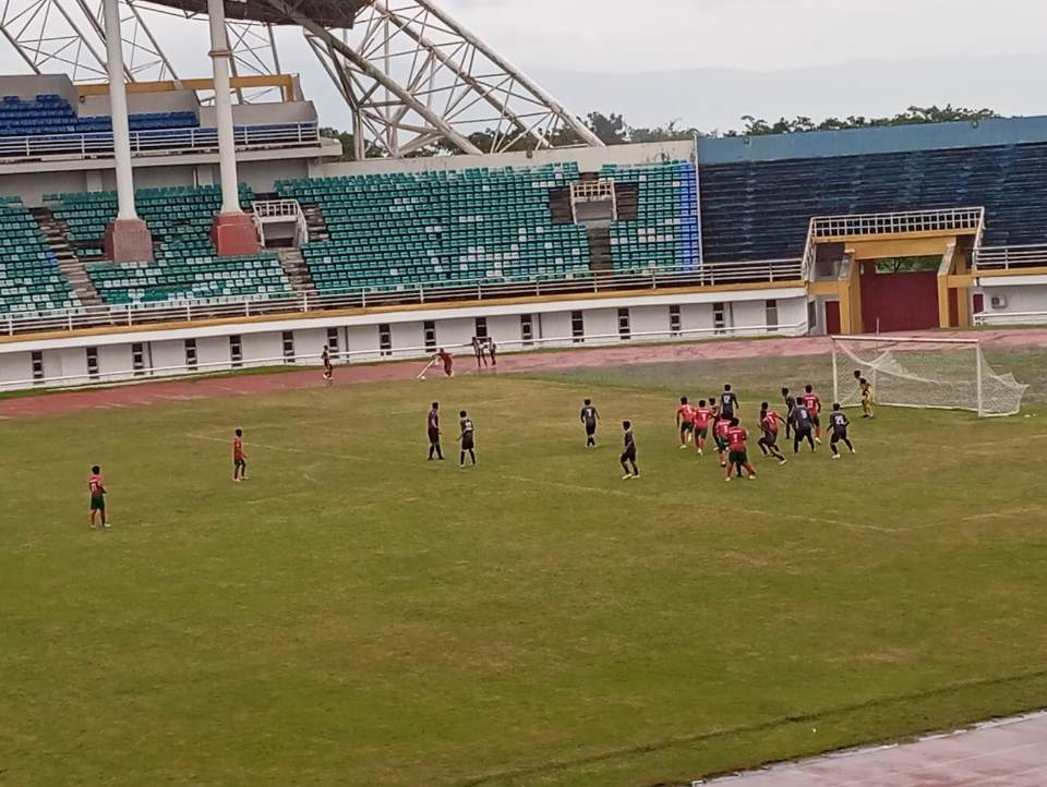 Pertandingan antara tim sepak bola Banyuwangi dan Situbondo berakhir dengan skor 6-1 diiringi hujan deras di Pra Porprov Jatim IX Cabor Sepak Bola. (Foto: Adi Permana/ tagarjatim.id)