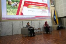 OJK: Rp 16,63 Triliun Disalurkan untuk Pembiayaan Motor Listrik, Dongkrak Ekonomi Hijau 14 Komisoner Otoritas Jasa Keuangan (OJK) sekaligus Kepala Eksekutif Pengawas Lembaga Pembiayaan, Perusahaan Modal Ventura, Lembaga Keuangan Mikro, dan Lembaga Jasa Keuangan Lainnya (PVML), Prof. Agusman memberikan kuliah umum. (Istimewa)