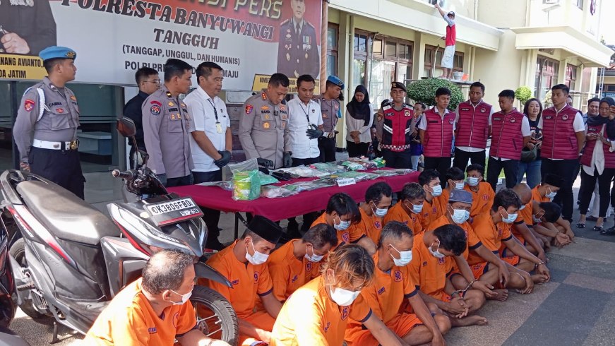 Para tersangka peredaran narkoba saat dihadirkan di Mapolresta Banyuwangi. (Istimewa)