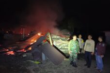 Personel Polres Bondowoso dan TNI saat berupaya mengurai pohon yang ditebang sebagai bentuk protes warga Desa Kaligedang, Kecamatan Ijen, Bondowoso. (Istimewa/ Humas Polres Bondowoso)