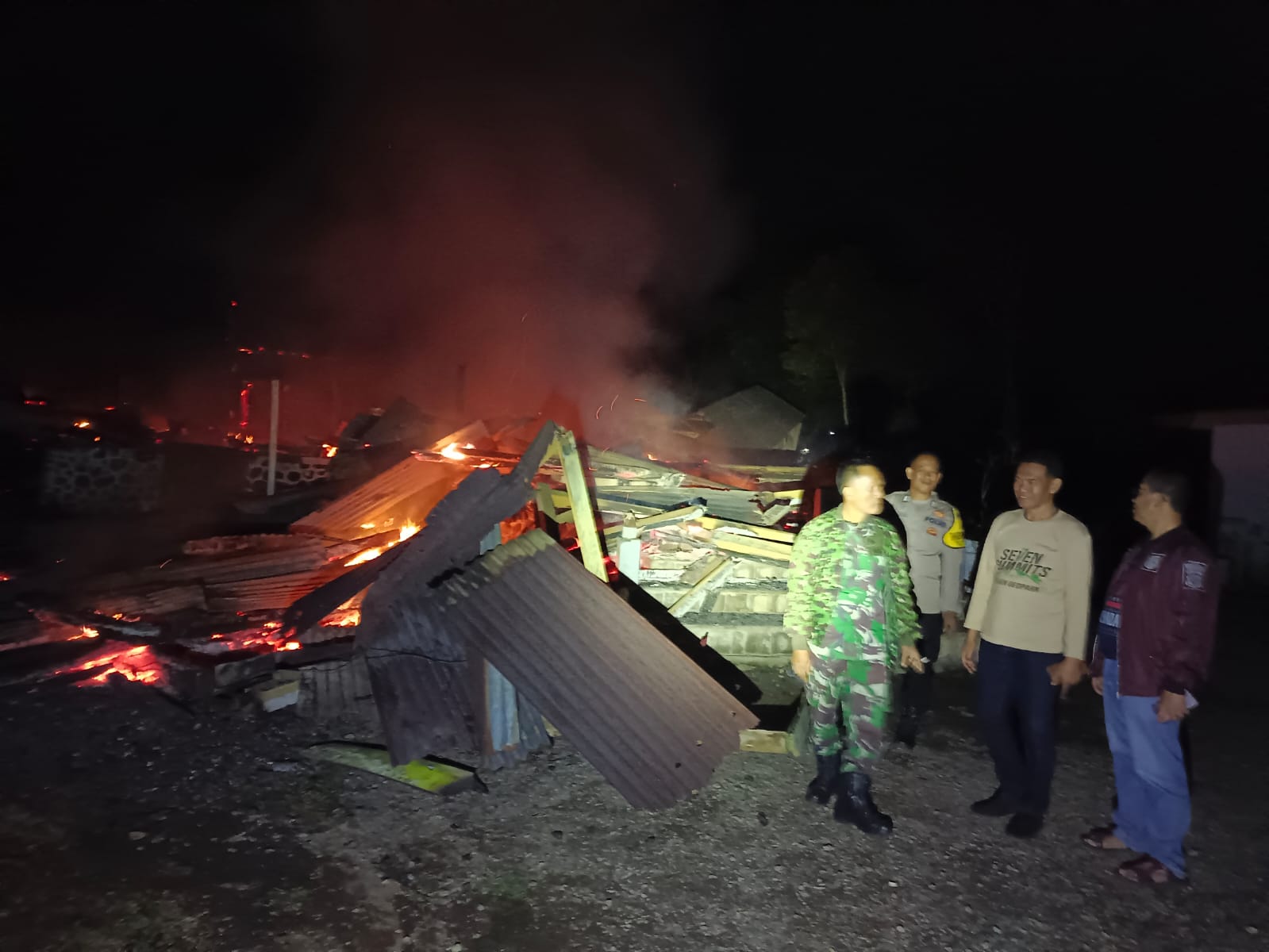 Personel Polres Bondowoso dan TNI saat berupaya mengurai pohon yang ditebang sebagai bentuk protes warga Desa Kaligedang, Kecamatan Ijen, Bondowoso. (Istimewa/ Humas Polres Bondowoso)