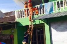 Heroik nan Pilu, Mahasiswa Polije asal Lumajang Tewas Terbakar Saat Hendak Selamatkan TemanĀ 6 Petugas Damkar Jember saat berjibaku memadamkan api. (Istimewa)