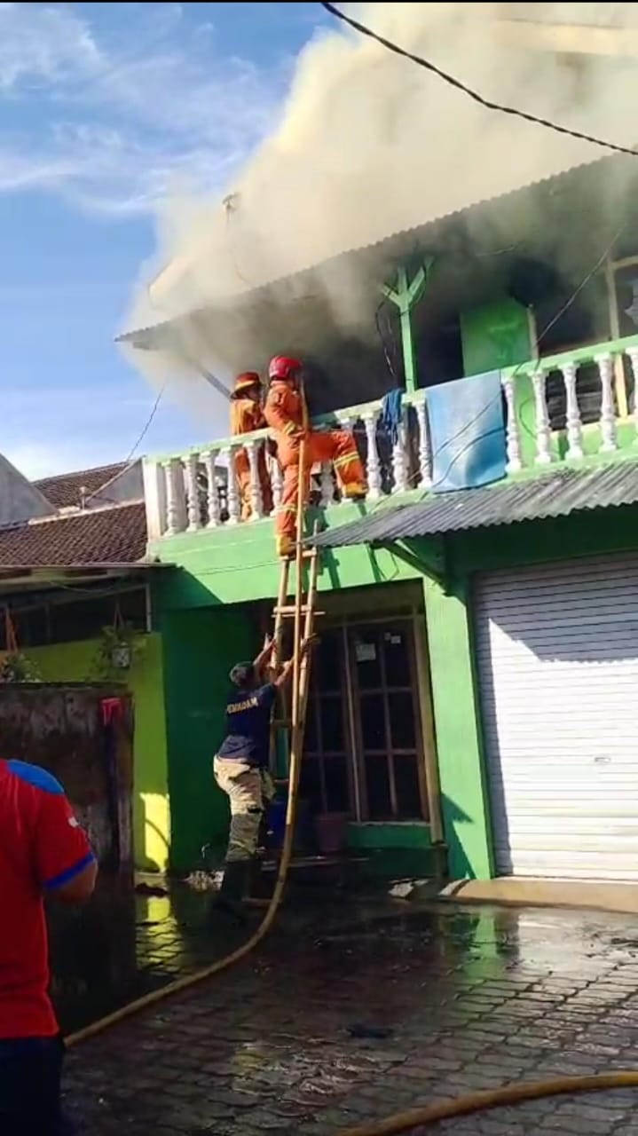 Petugas Damkar Jember saat berjibaku memadamkan api. (Istimewa)
