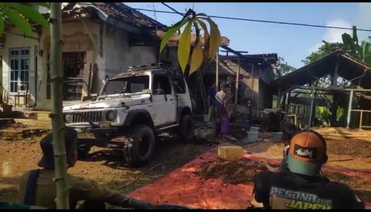 Diduga Karena Mengisi Daya HP di Dekat Botol Bensin, Rumah Terpencil di Jember Terbakar Hebat