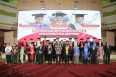 Kukuhkan Tiga Guru Besar, Unej Kejar Target 100 Profesor Sebelum 2029 10 Kukuhkan Tiga Guru Besar, Unej Kejar Target 100 Profesor Sebelum 2029