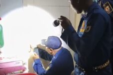 Unik, Terkunci di Dalam Kamar, Warga Jember Bukan Panggil Tukang Kunci Tapi Pemadam Kebakaran 7 Petugas Damkarmat Jember saat berupaya membuka pintu kamar yang terkunci di Kelurahan Mangli, Kecamatan Kaliwates, pada Selasa (19/08/2025). (Istimewa/