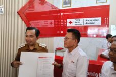 Thamrin Mengundurkan Diri, Bupati Fawait Tunjuk Guru Sejarah Jadi Plt Ketua PMI Jember 8 Bupati Jember, Muhammad Fawait (kiri) saat menyerahkan SK penunjukan Plt Ketua PMI Jember kepada Zainollah. (Foto: Adi Permana/ tagarjatim.id)