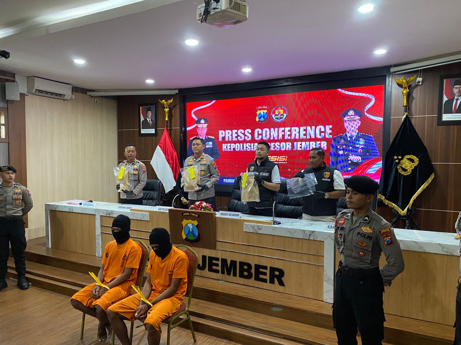 Dua nelayan pelaku pembunuhan saat dihadirkan dalam jumpa pers yang digelar di Mapolres Jember. (Foto: Istimewa)