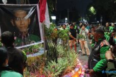 Doa Bersama untuk Affan Kurniawan, Ratusan Ojol Jember Suarakan Reformasi Polri dan Pencopotan Kapolri 4 Doa Bersama untuk Affan Kurniawan, Ratusan Ojol Jember Suarakan Reformasi Polri dan Pencopotan Kapolri