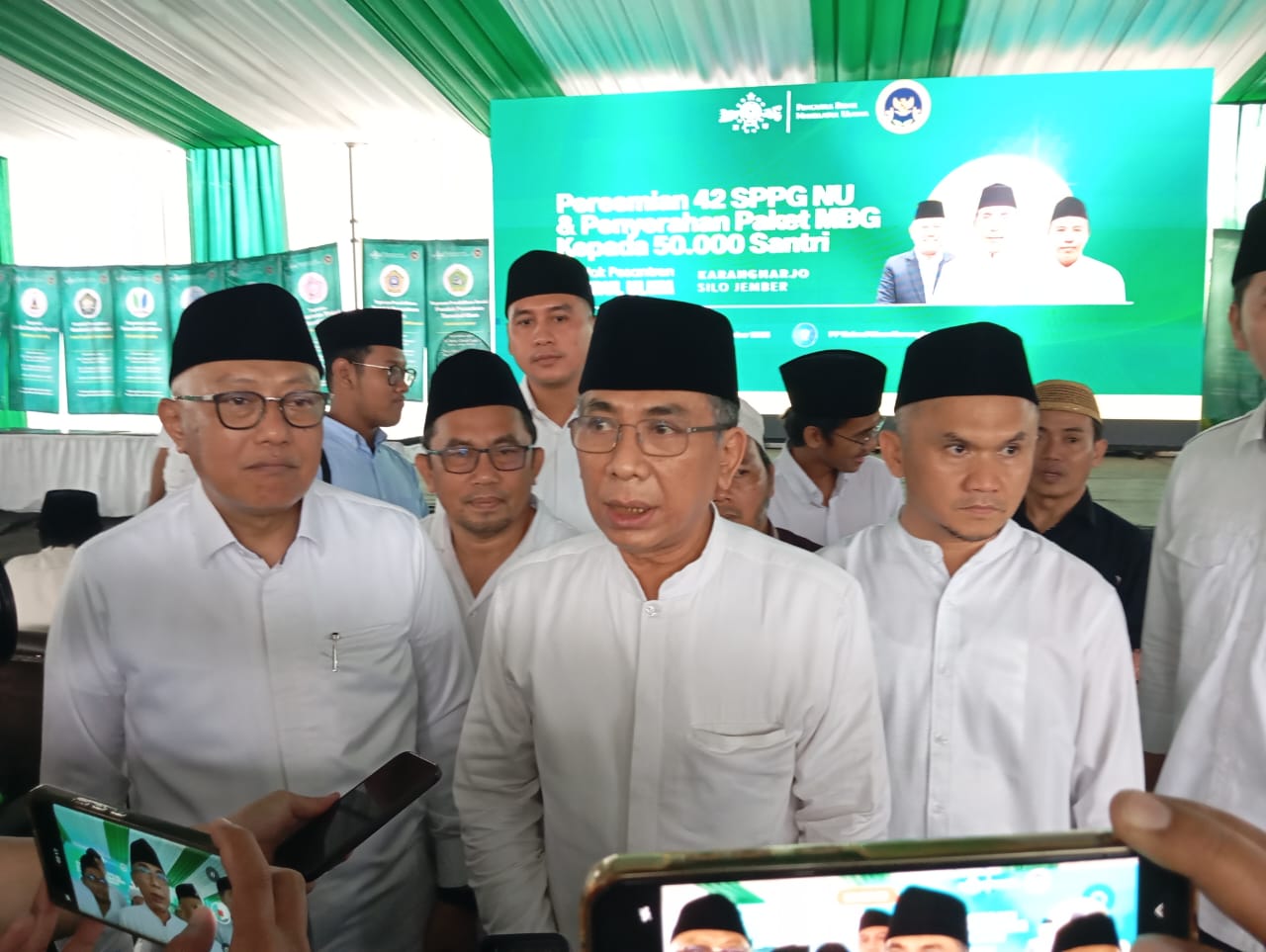 Resmikan 42 SPPG, Ketum PBNU: Kesehatan Santri Tak Sekedar Angka, Ini Soal Nyawa dan Masa Depan Bangsa 4 Ketua Umum PBNU, KH Yahya Cholil Staquf atau Gus Yahya saat diwawancarai usai peresmian 42 SPPG NU se Indonesia, dari Jember. (Foto: Adi Permana/ tagarjatim.id)