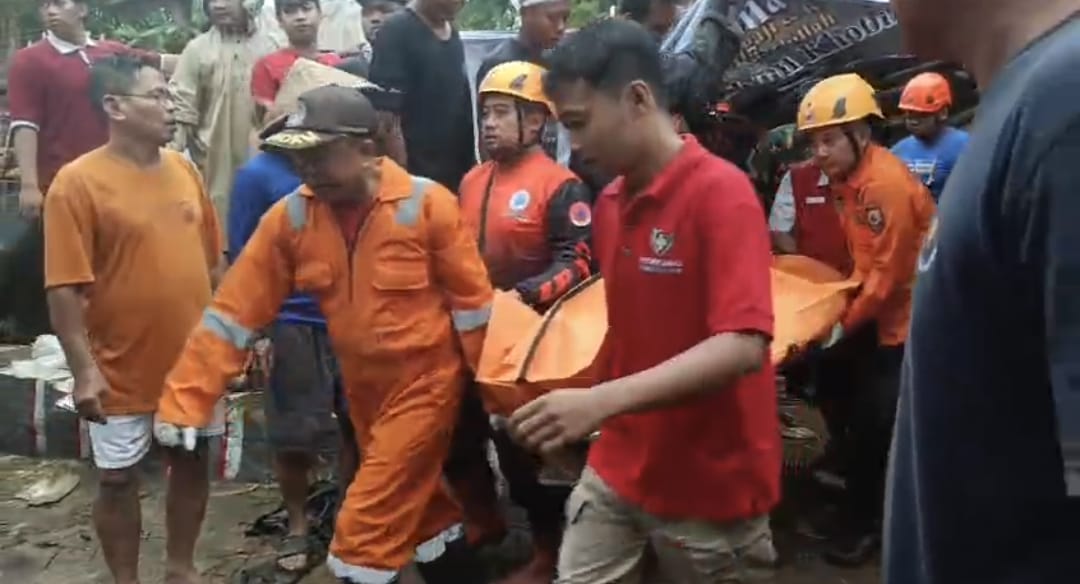 Cuaca Ekstrem di Jember, Ayah-Anak Meregang Nyawa Tertimpa Pohon 9 IMG 20251015 WA0048