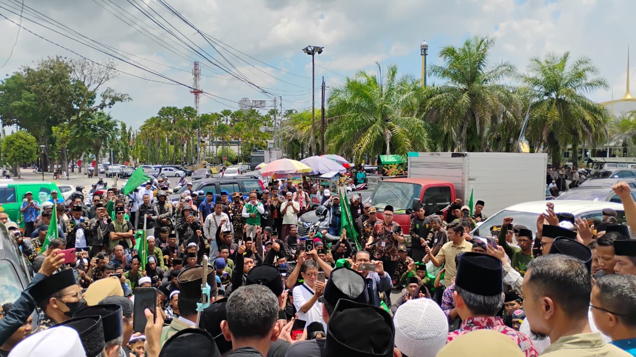 Protes Tayangan Trans7, Ratusan Santri di Jember Demo di Transmart 3 IMG 20251016 WA0076