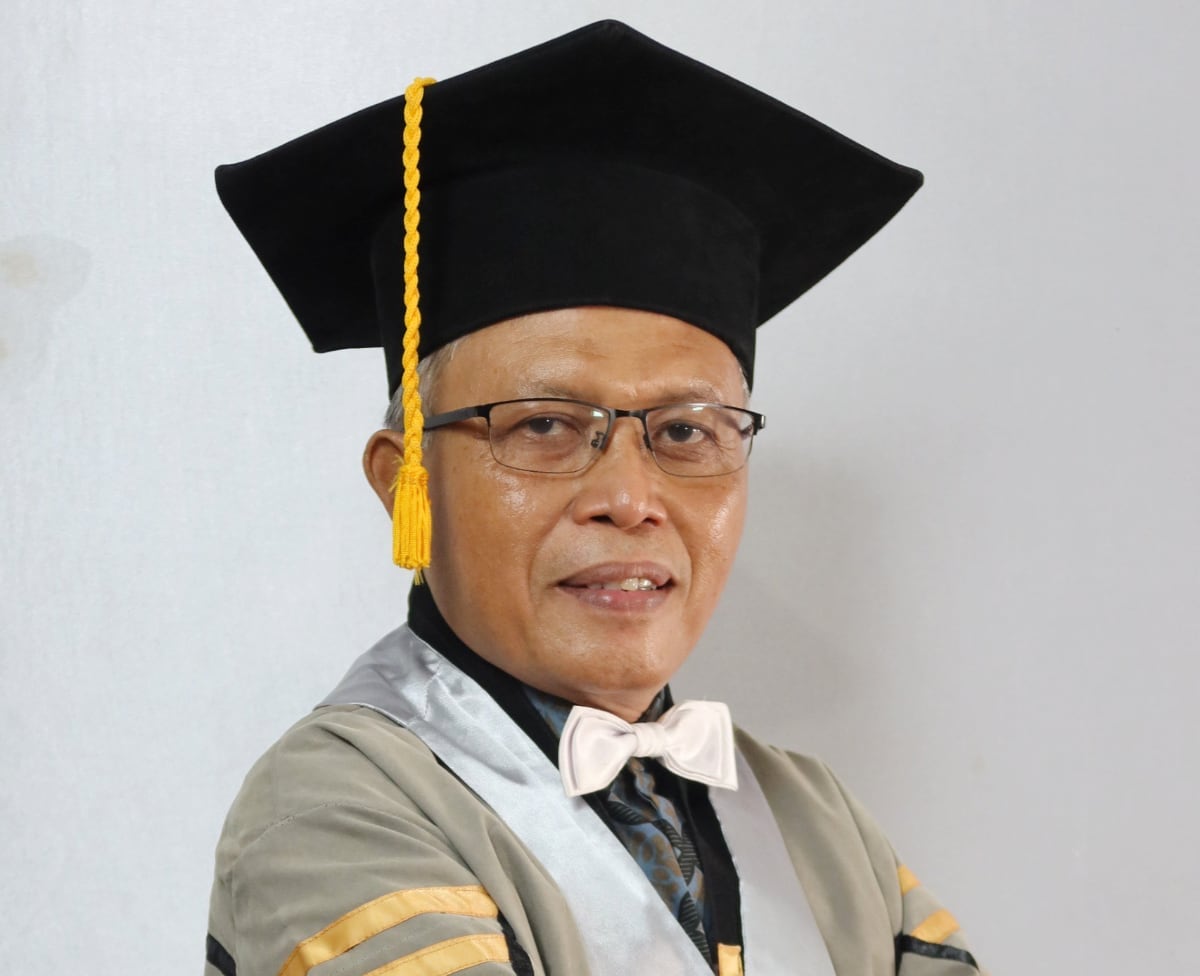 Dikukuhkan Jadi Guru Besar, Zainuri Gagas Pembaruan Kebijakan Ekonomi Nasional 5 Dikukuhkan Jadi Guru Besar, Zainuri Gagas Pembaruan Kebijakan Ekonomi Nasional