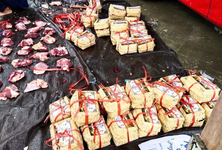 PMI Jember Bagikan Daging Kurban dengan Besek Bambu dan Daun Pisang