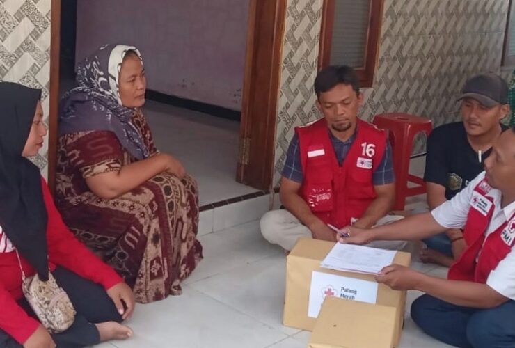 PMI Jember Salurkan Bantuan untuk Korban Rumah Roboh dan Kecelakaan Laut